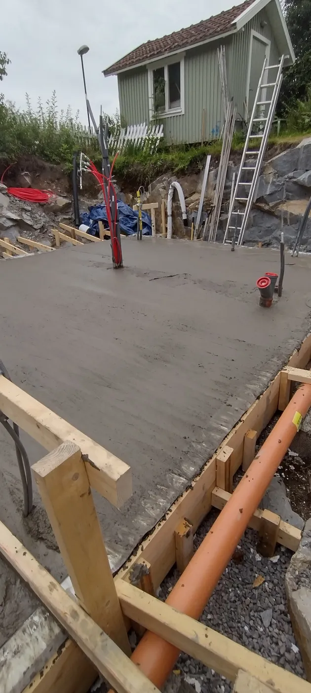 Nygjuten betongplatta med kvarsittande form och dräneringsrör
