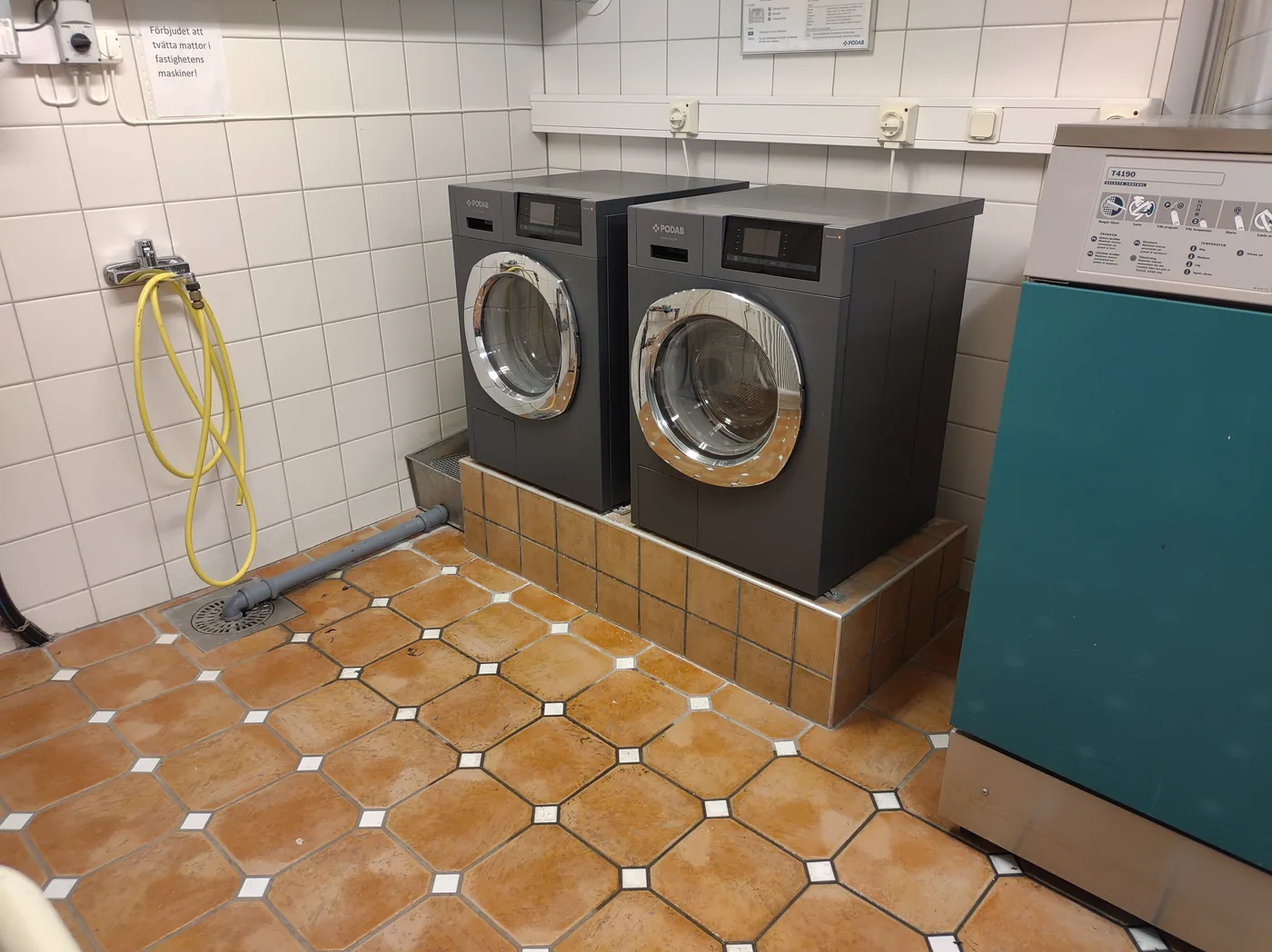 Tvättstuga med klinkergolv utförd av Robert’s Hantverks Service (1 av 4)