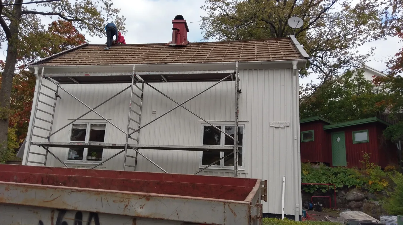 Fasad och tak på villa före arbetet