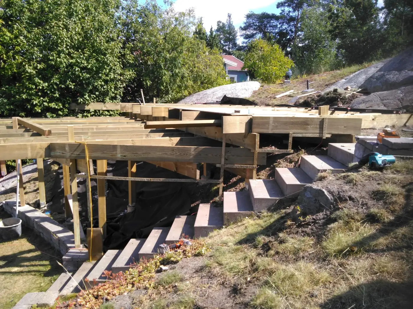 Altan med räcke och stentrappa före arbetet