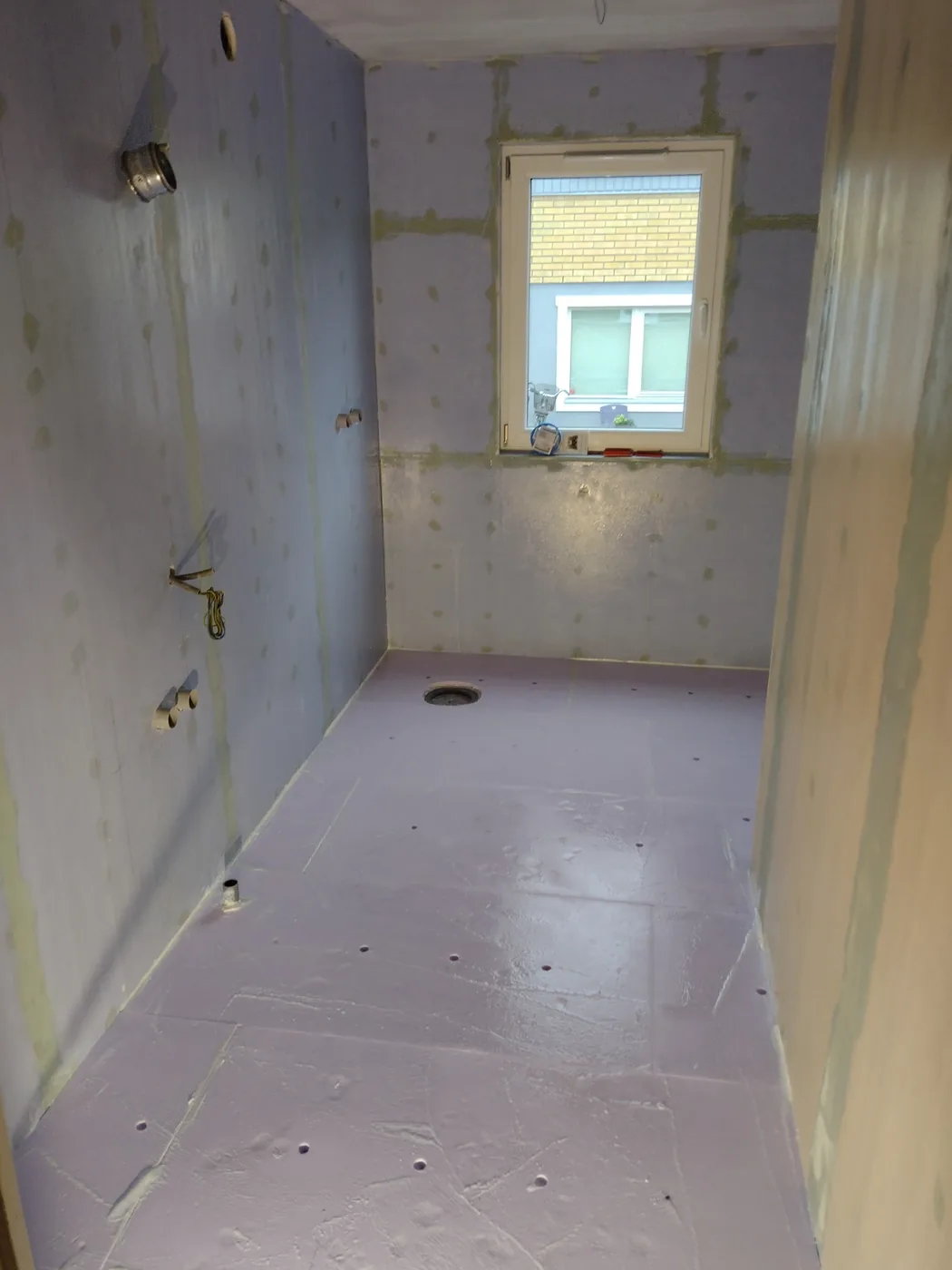 Våtrum med klinkergolv före arbetet