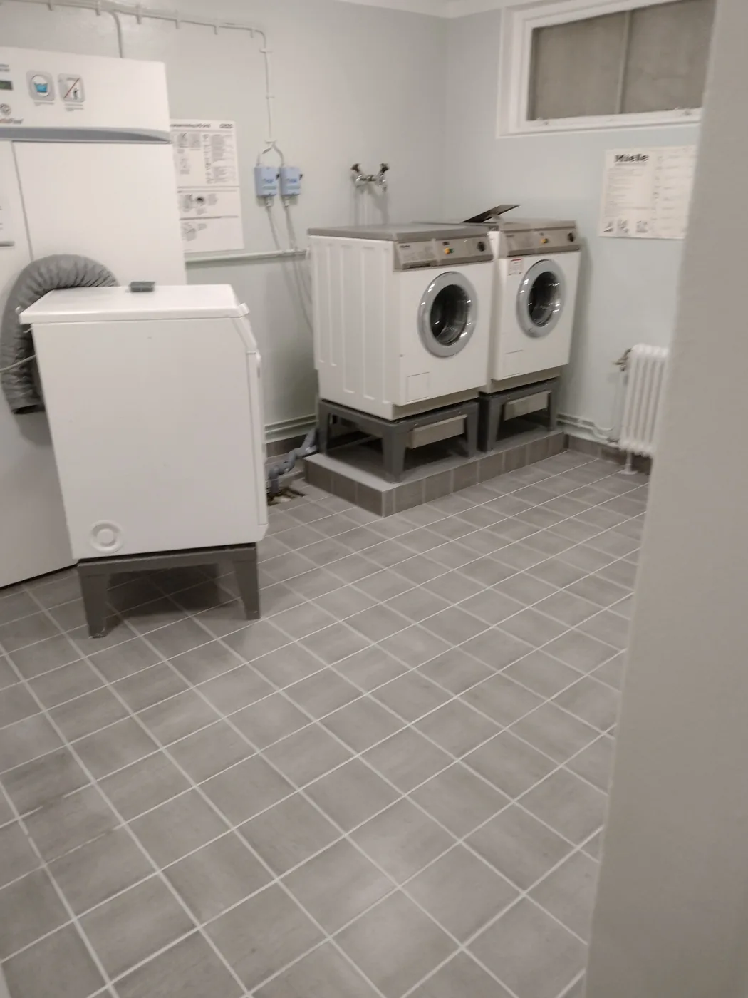 Klinkergolv i tvättstuga efter arbetet