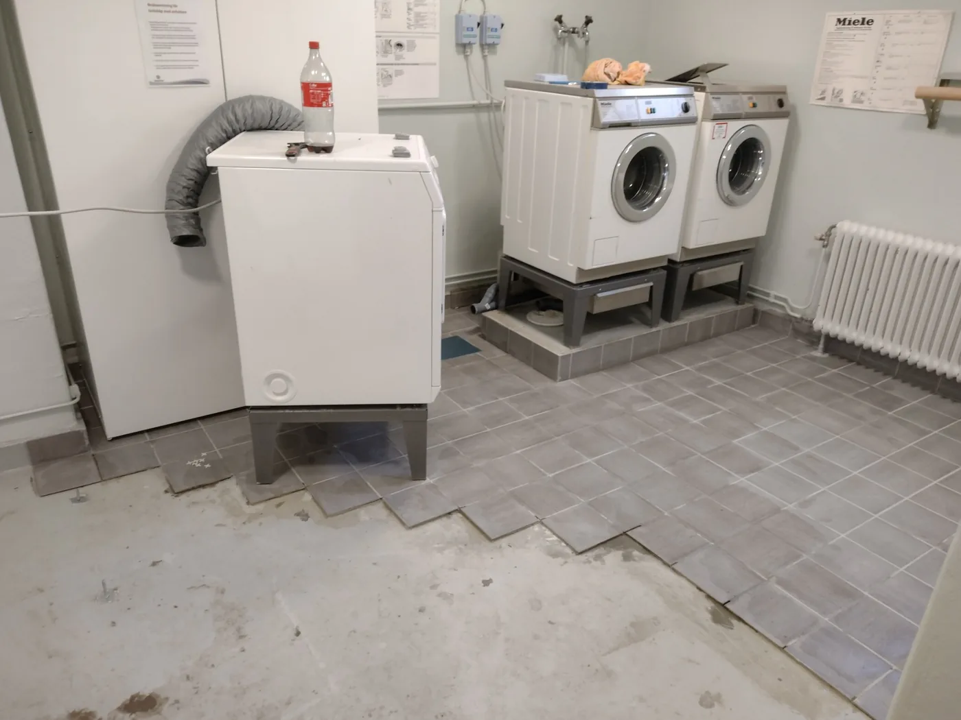 Klinkergolv i tvättstuga före arbetet