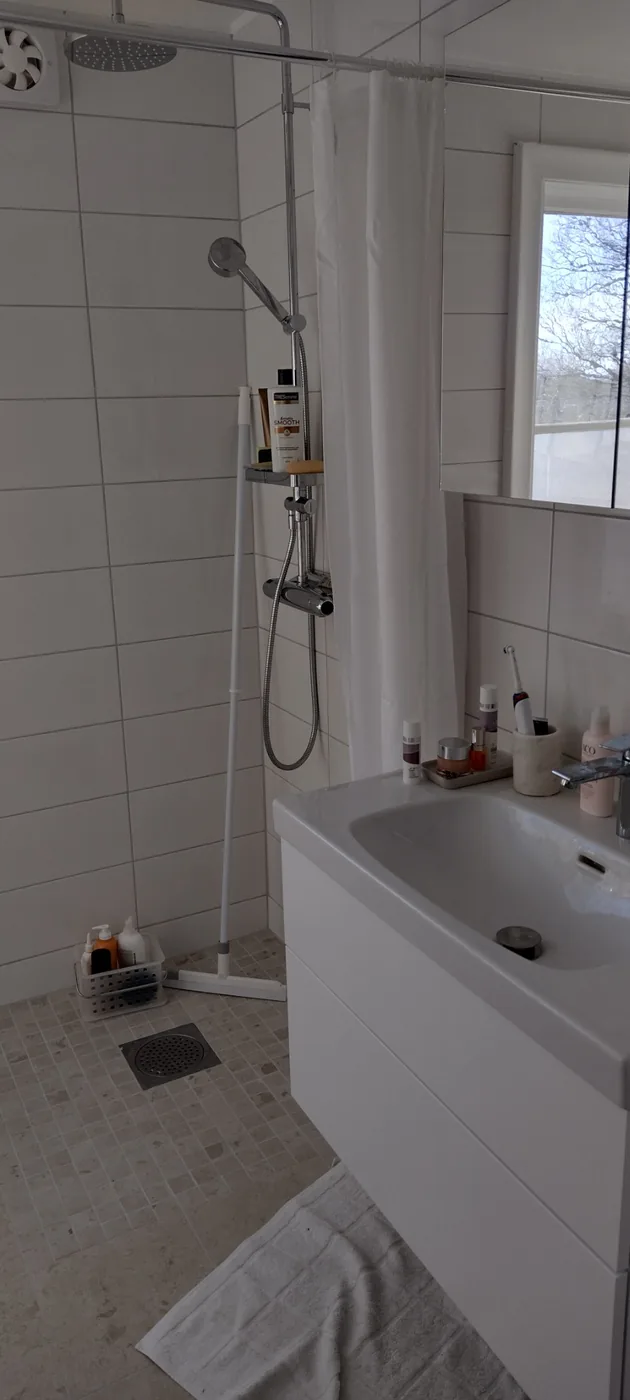 Badrum med dusch och kommod efter arbetet