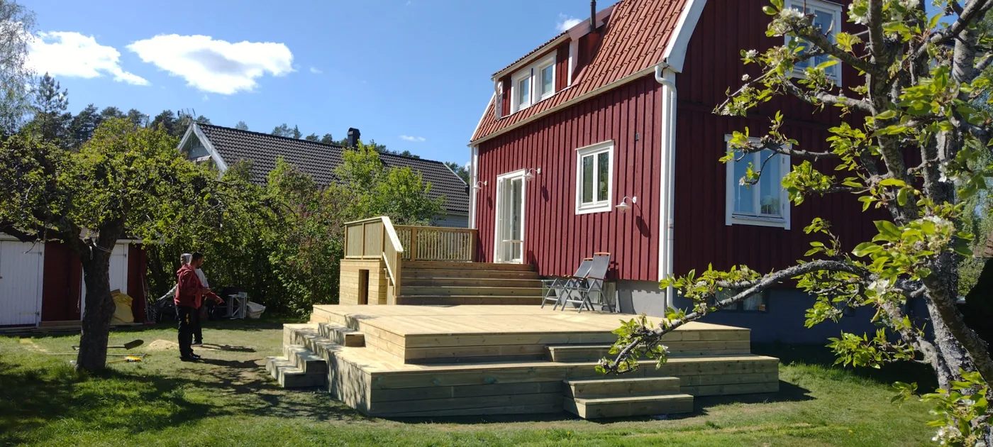 Altan vid falurött hus efter arbetet