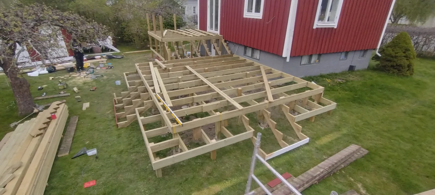 Altan vid falurött hus före arbetet