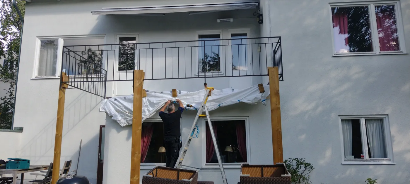 Balkong med klinker, under arbetets gång (1 av 2)