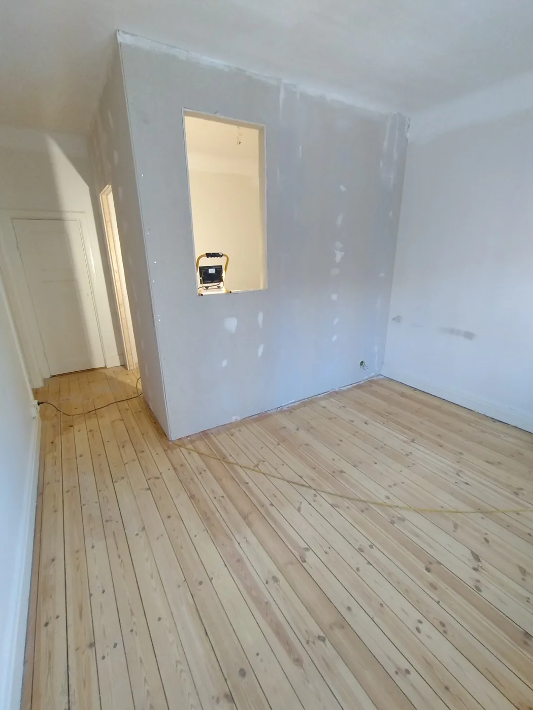 Målning och golv i rum före arbetet
