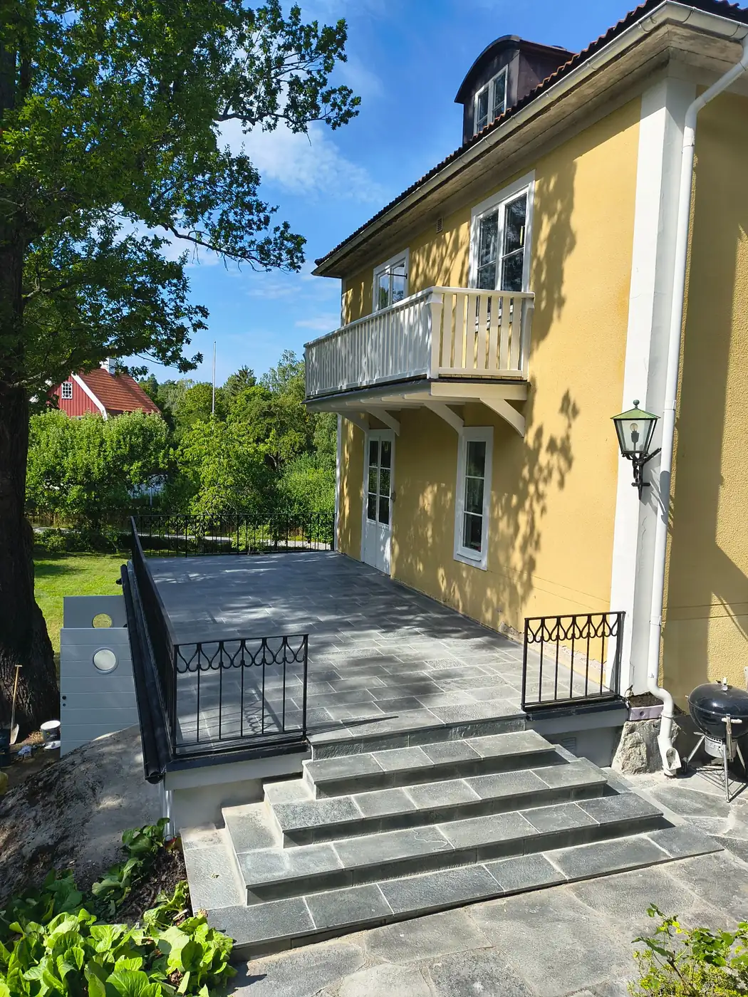 Stentrappa vid entré efter arbetet