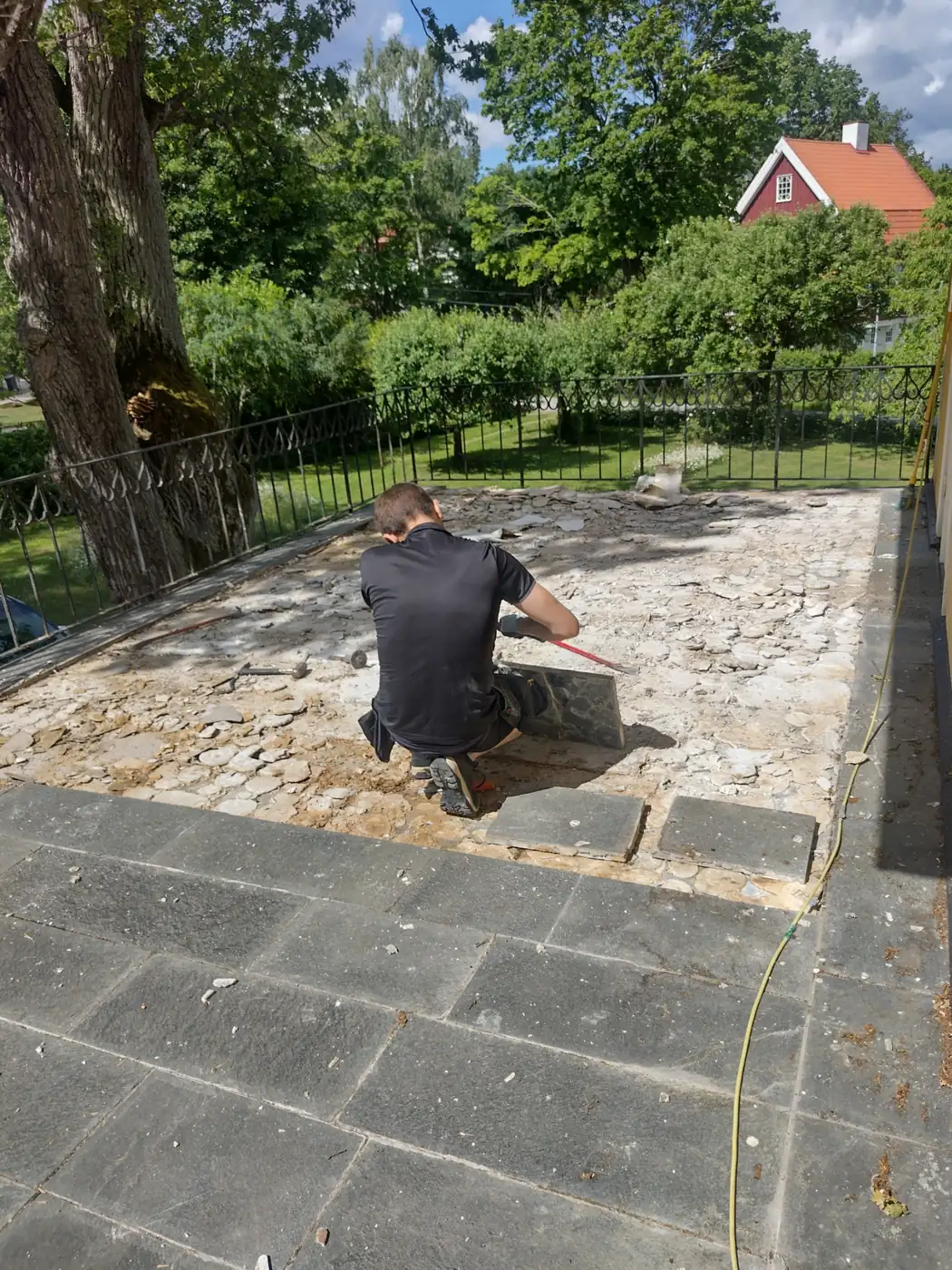 Stentrappa vid entré före arbetet