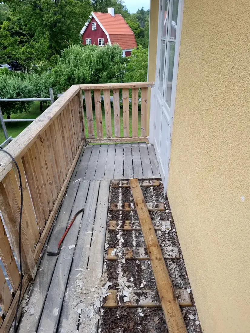 Balkong med nytt tätskikt före arbetet
