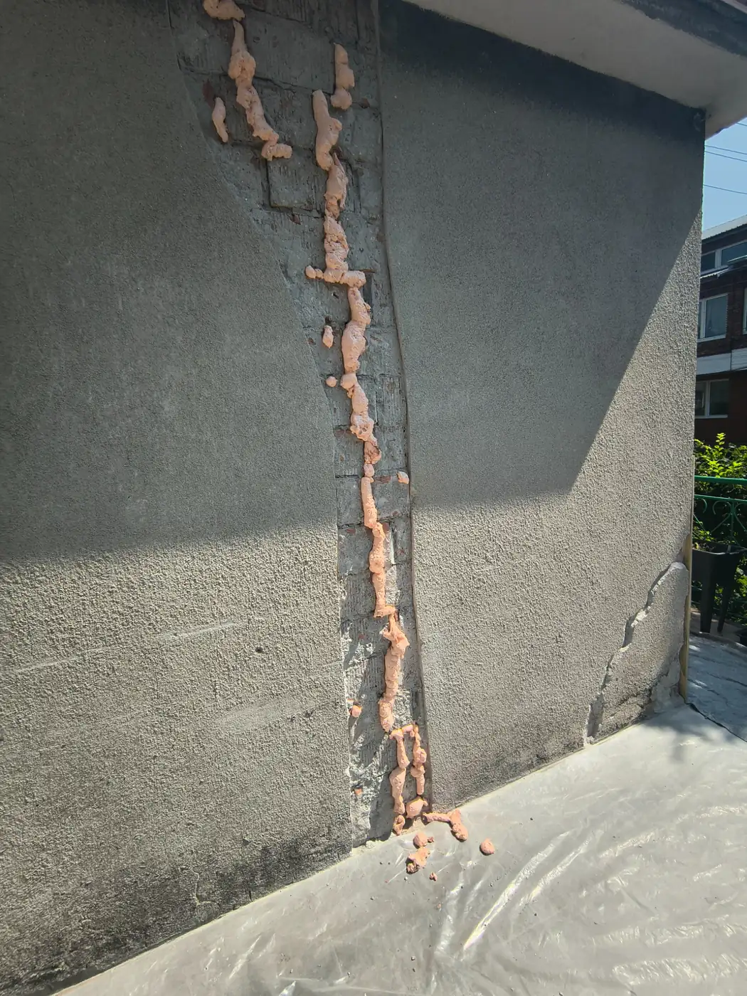 Lagad och putsad mur, under arbetets gång (1 av 2)
