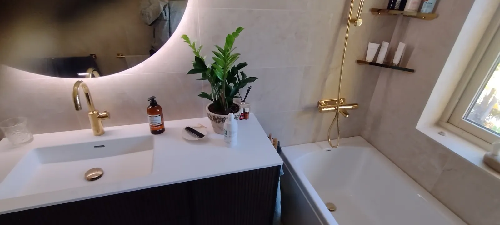 Badrumsrenovering med rund spegel, bild 1 av 6
