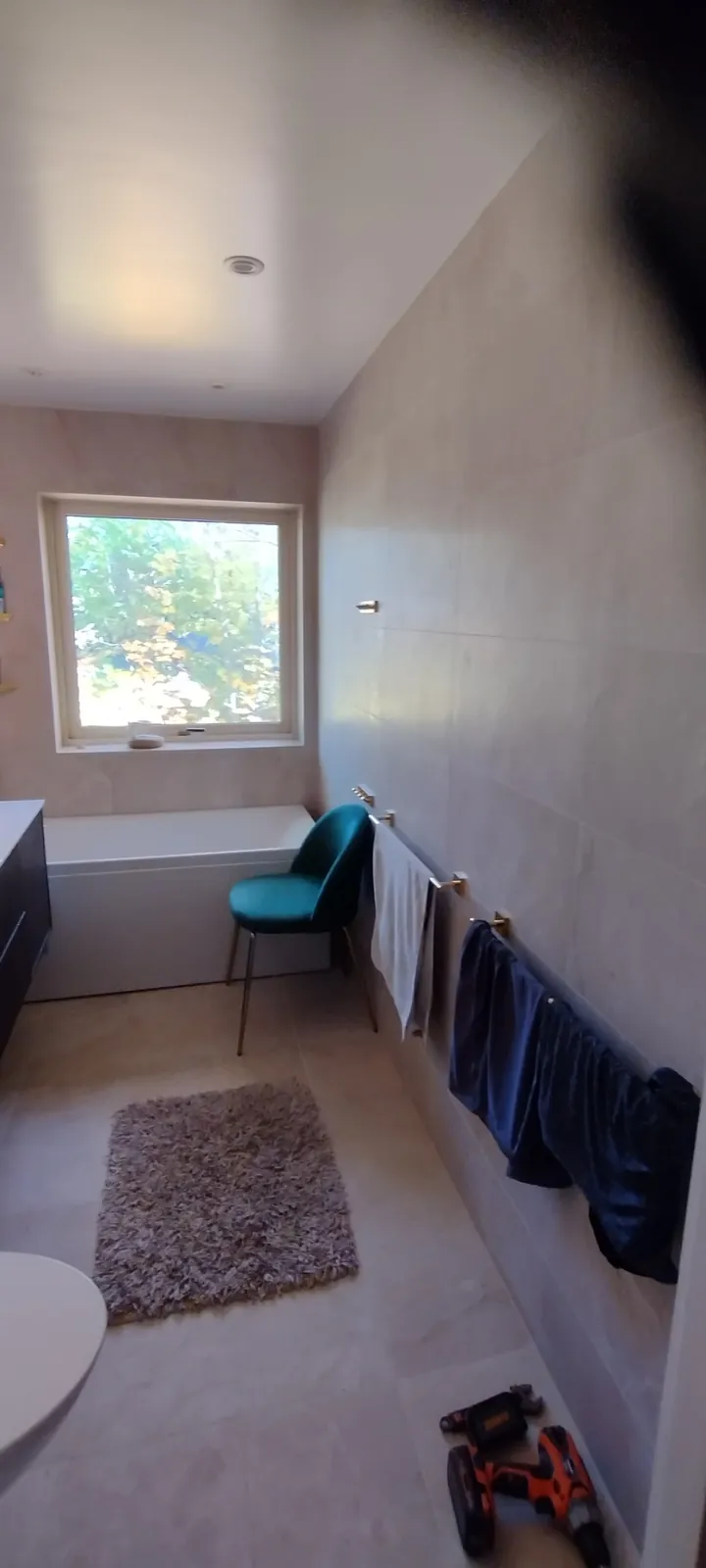 Badrumsrenovering med rund spegel, bild 3 av 6