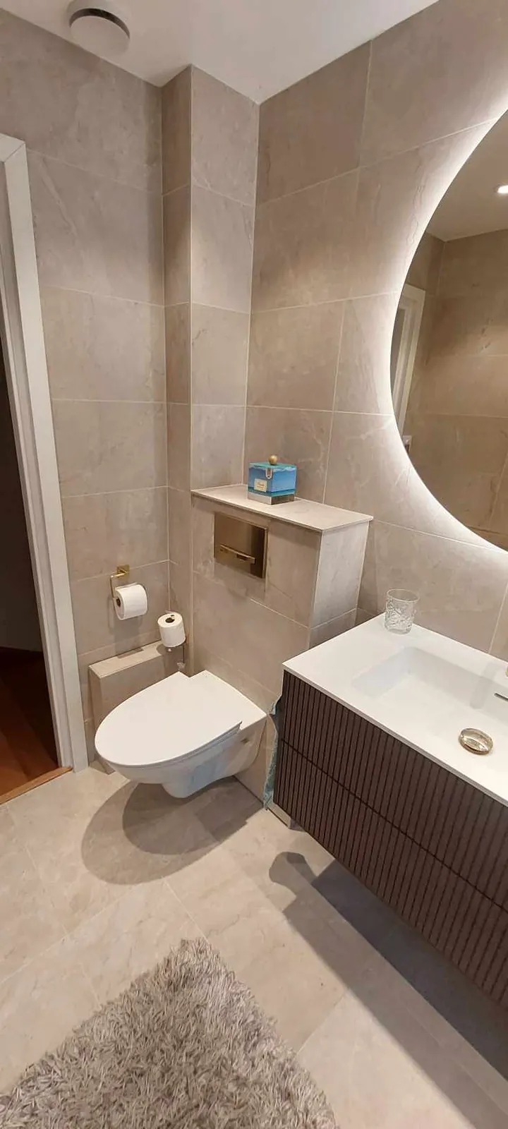 Badrumsrenovering med rund spegel, bild 4 av 6