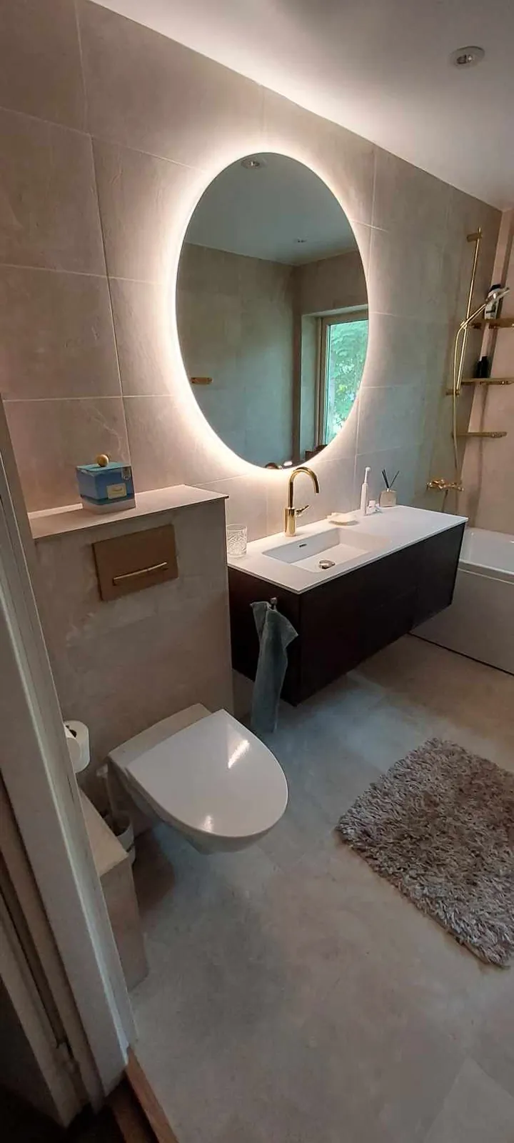 Badrumsrenovering med rund spegel, bild 5 av 6