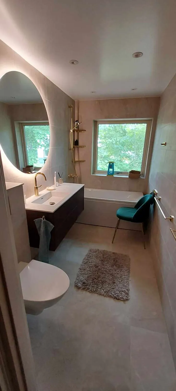 Badrumsrenovering med rund spegel, bild 6 av 6