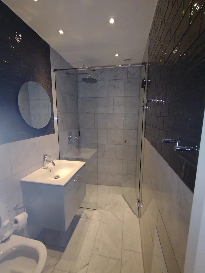 Badrumsrenovering med duschhörna utförd av Robert’s Hantverks Service
