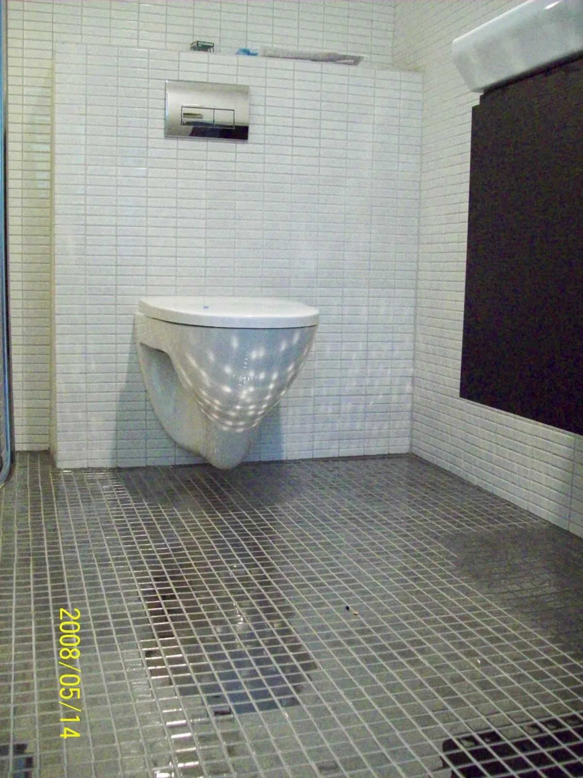 Badrumsrenovering med mosaik i Bromma, bild 1 av 4