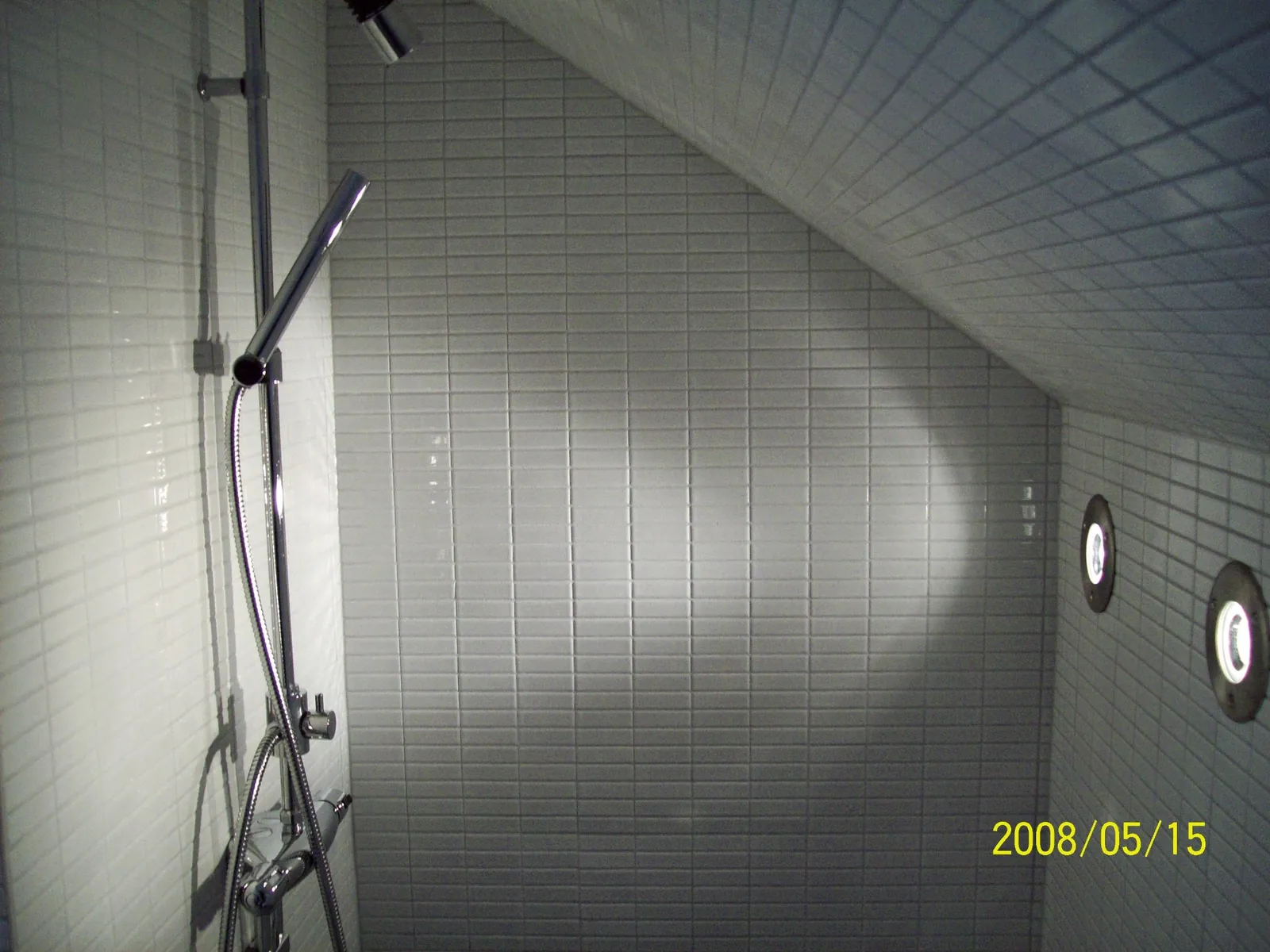 Badrumsrenovering med mosaik i Bromma, bild 3 av 4
