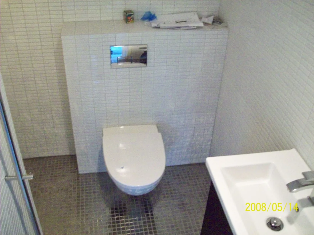 Badrumsrenovering med mosaik i Bromma utförd av Robert’s Hantverks Service