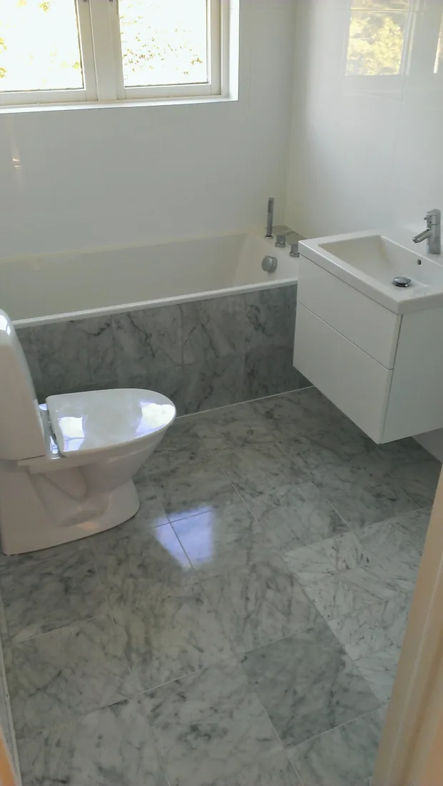 Badrumsrenovering med marmorklinker i Bromma utförd av Robert’s Hantverks Service