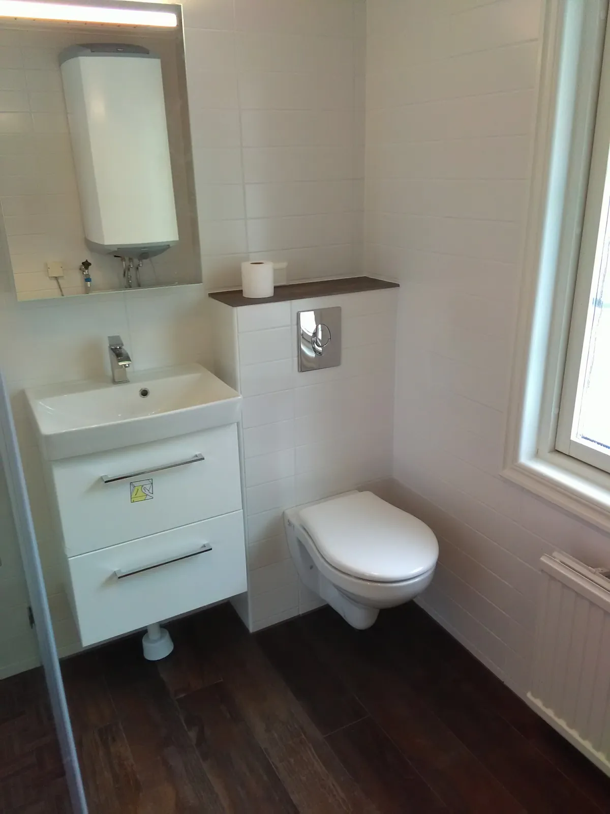 Badrumsrenovering med träimiterande klinker, bild 3 av 3