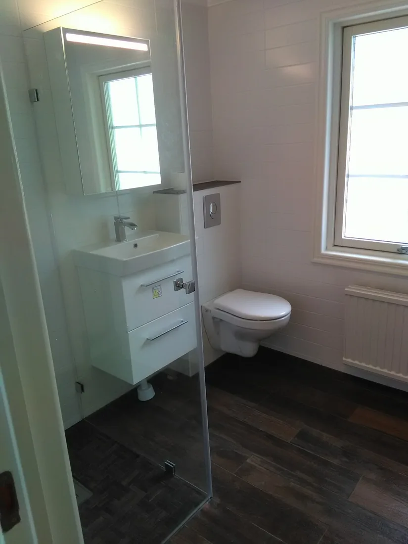 Badrumsrenovering med träimiterande klinker utförd av Robert’s Hantverks Service