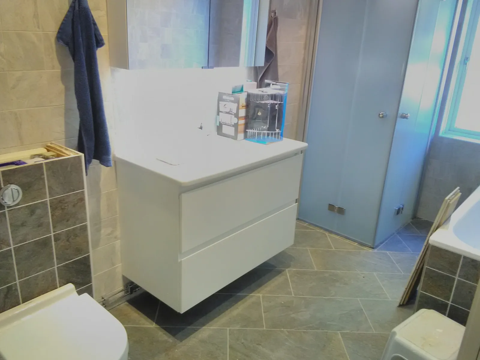 Badrumsrenovering med badkar och dusch i Bromma, bild 1 av 5