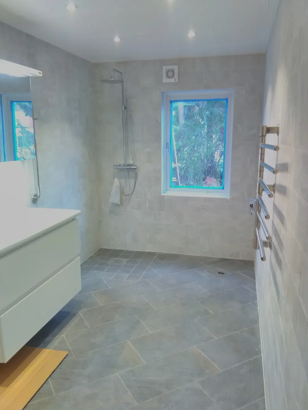 Badrumsrenovering med badkar och dusch i Bromma, bild 3 av 5