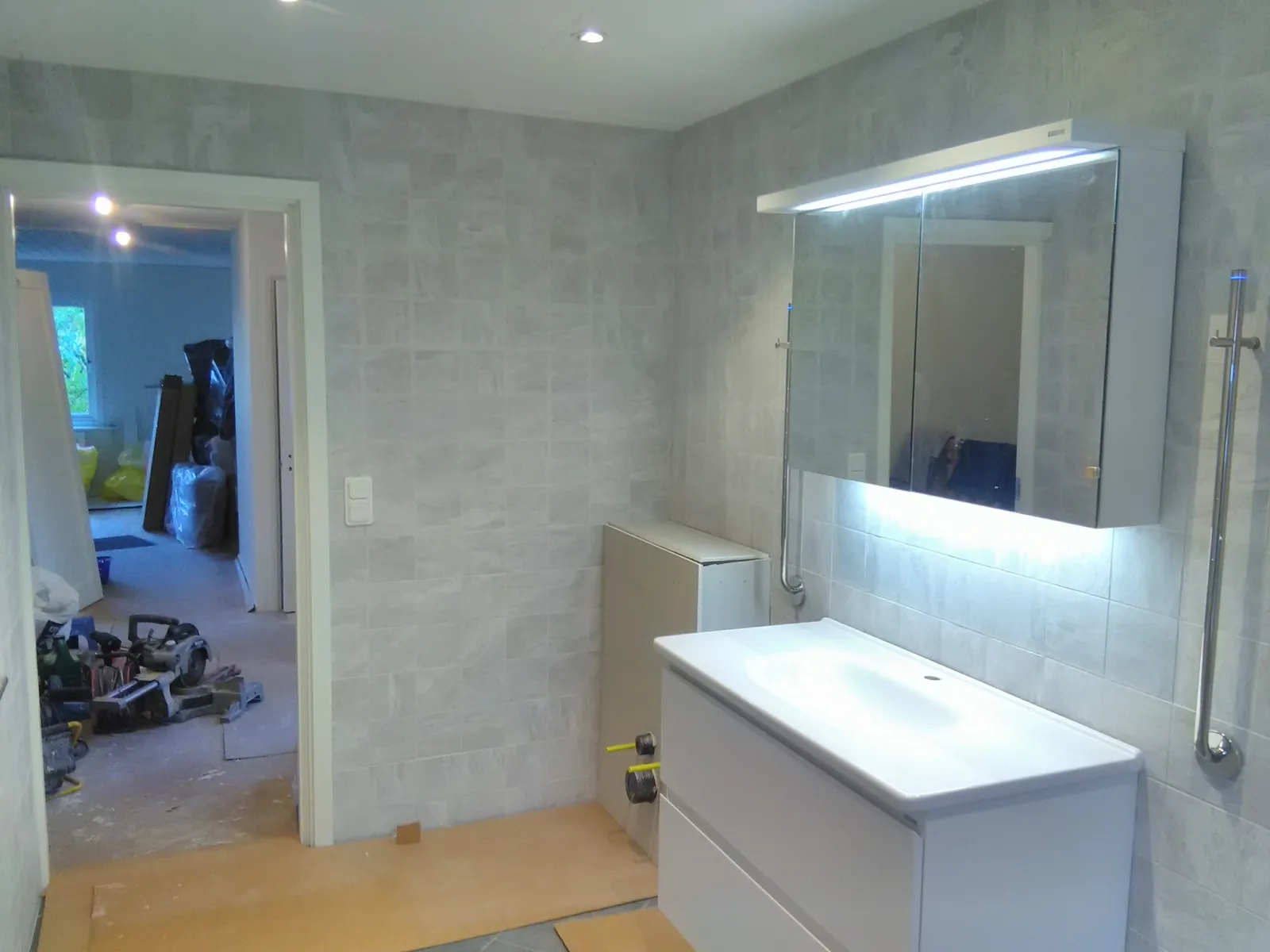 Badrumsrenovering med badkar och dusch i Bromma, bild 4 av 5
