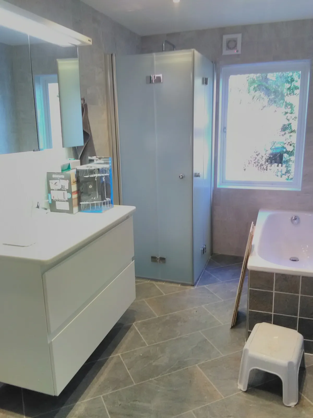 Badrumsrenovering med badkar och dusch i Bromma, bild 5 av 5