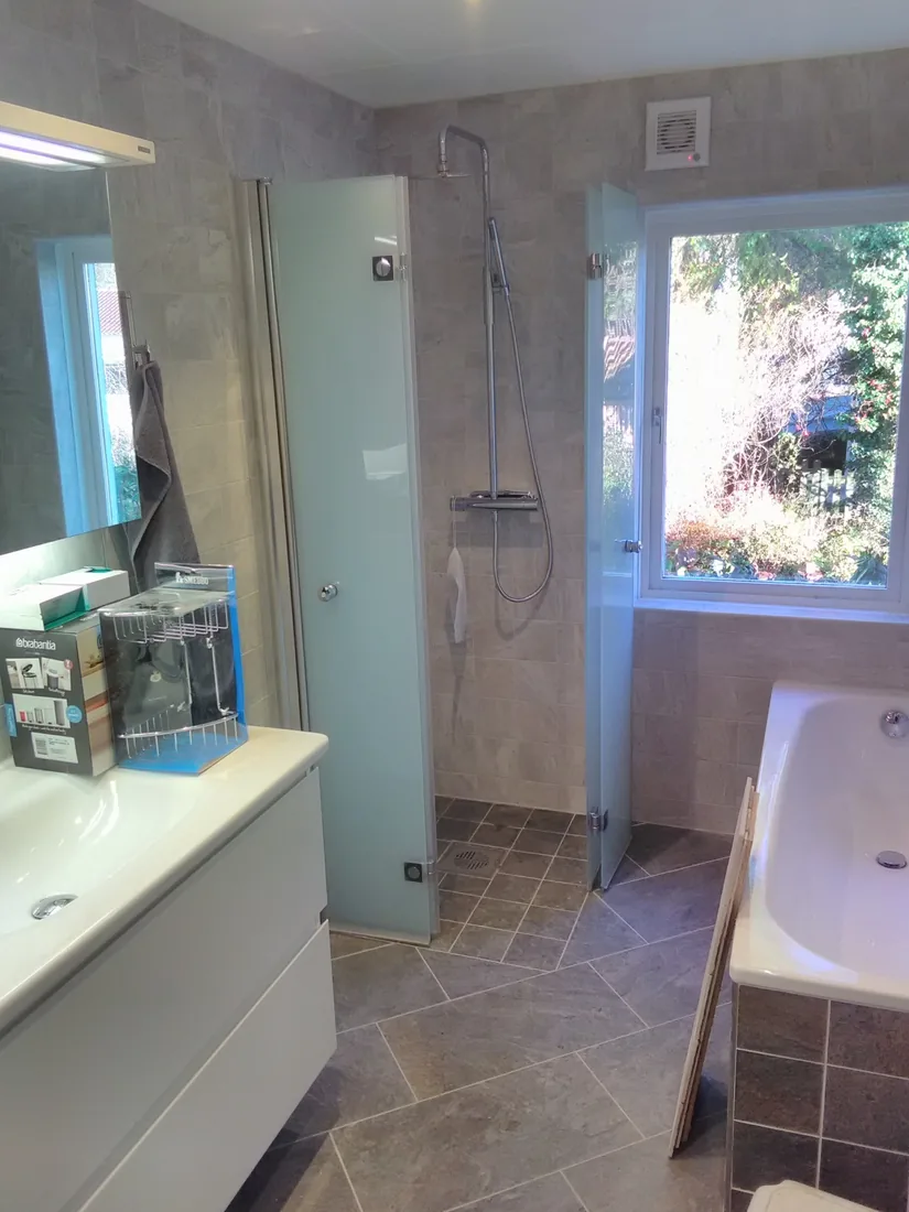 Badrumsrenovering med badkar och dusch i Bromma utförd av Robert’s Hantverks Service