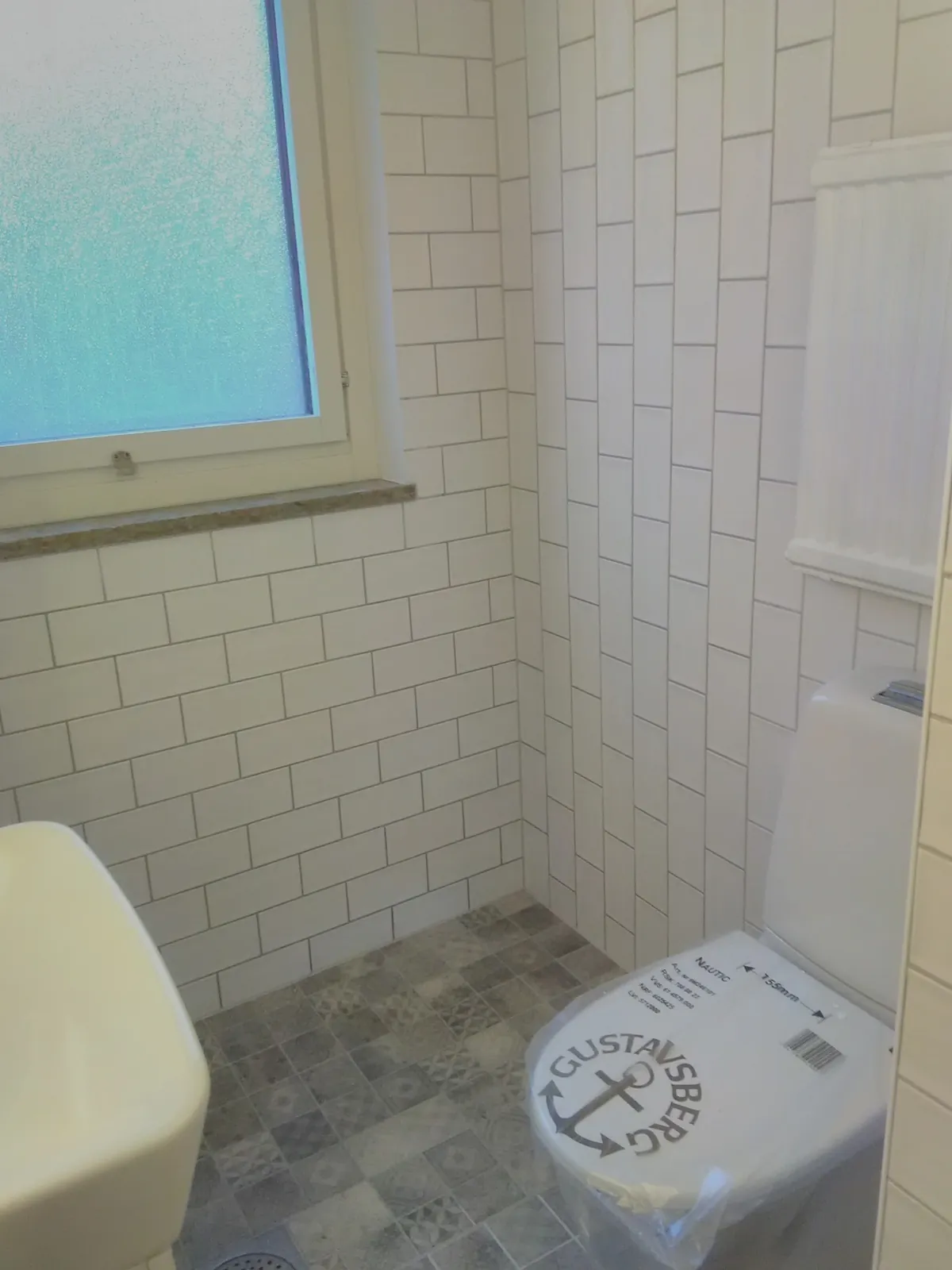Badrumsrenovering med tegelkakel, bild 1 av 4