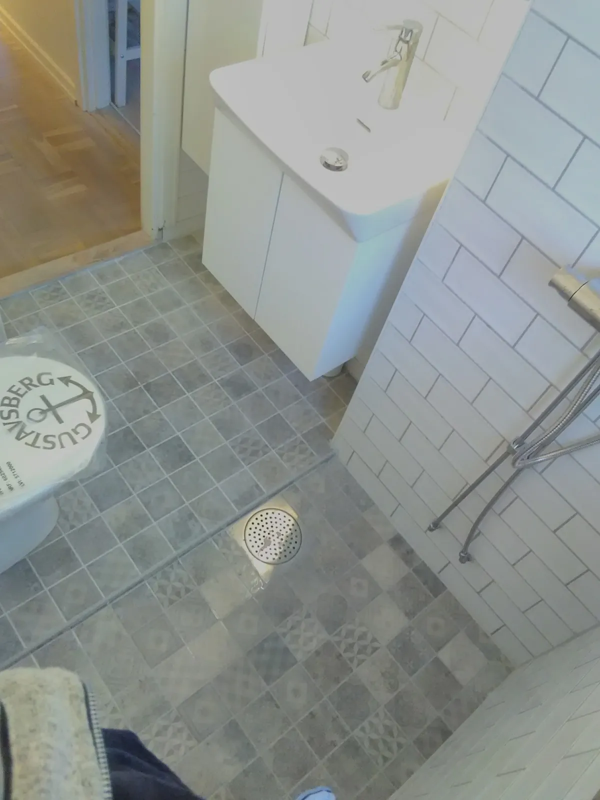 Badrumsrenovering med tegelkakel, bild 2 av 4
