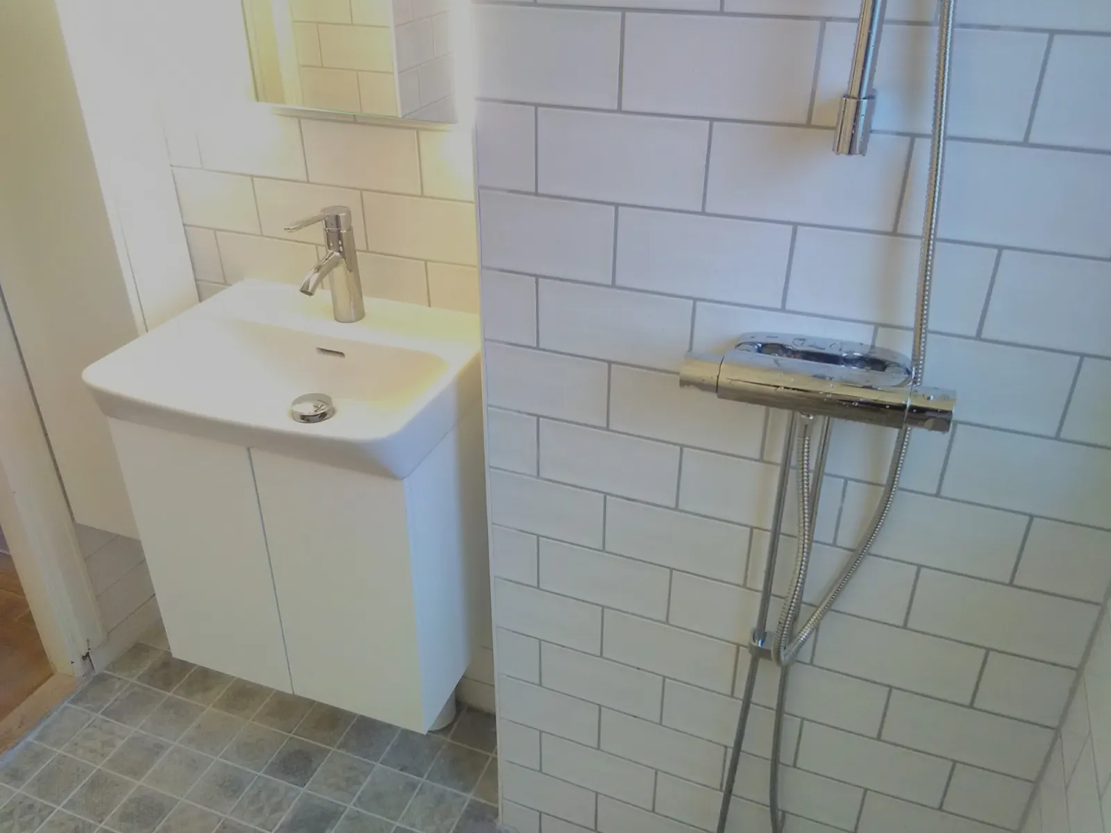 Badrumsrenovering med tegelkakel, bild 3 av 4