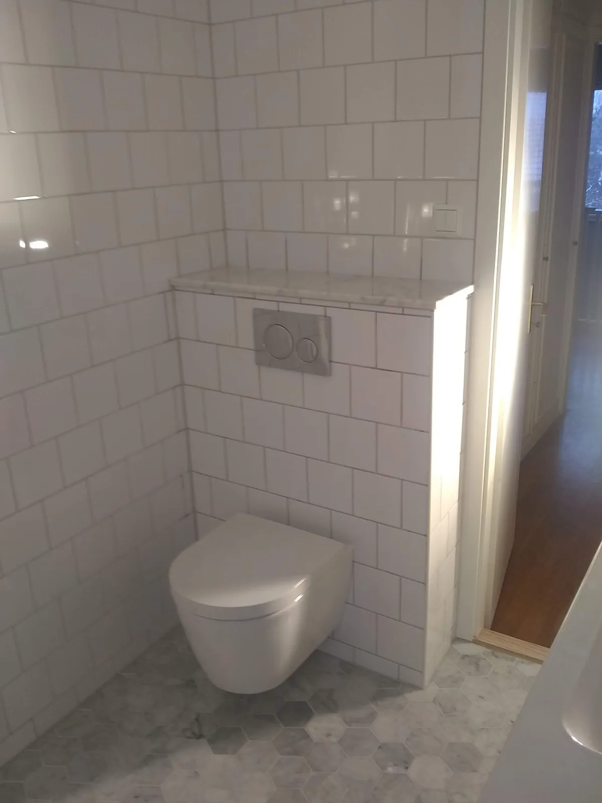 Badrumsrenovering med duschhörna i Täby, bild 1 av 7