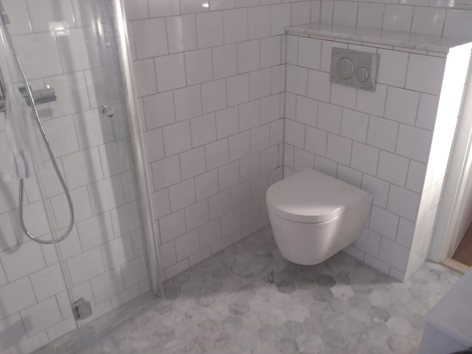 Badrumsrenovering med duschhörna i Täby, bild 2 av 7