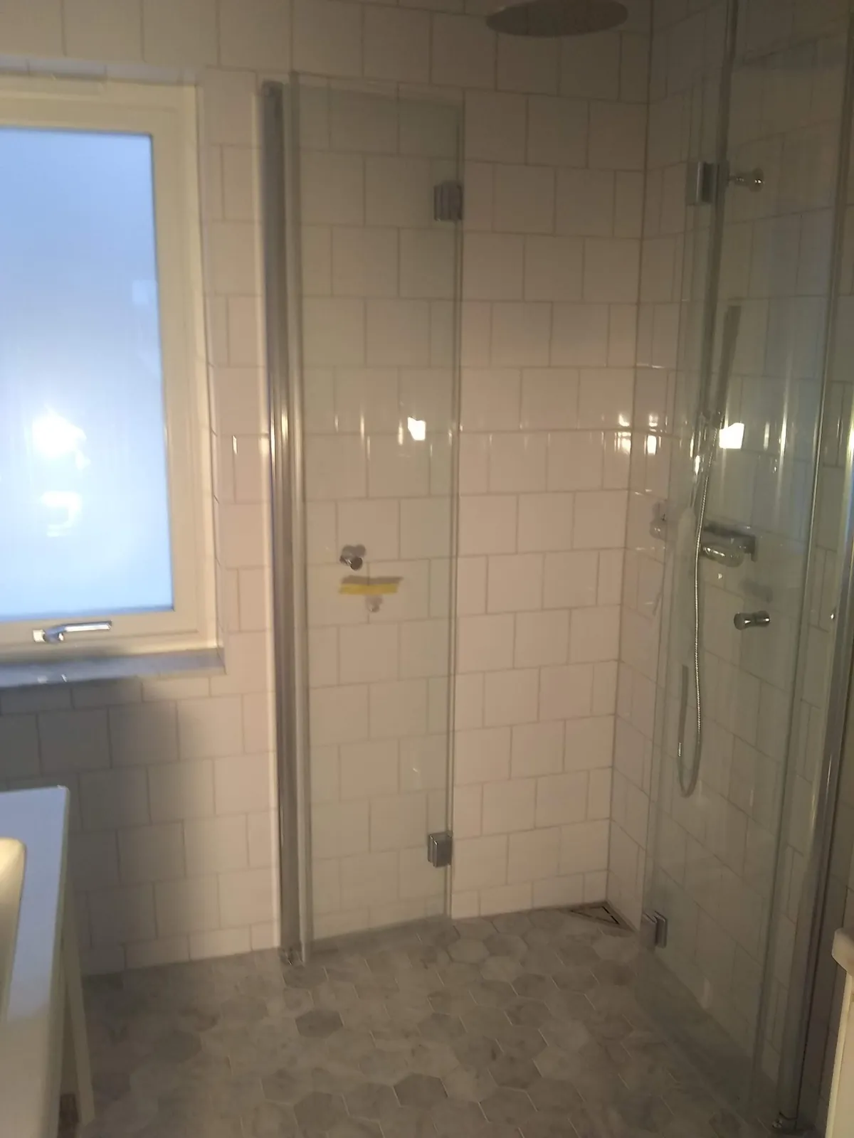 Badrumsrenovering med duschhörna i Täby, bild 5 av 7