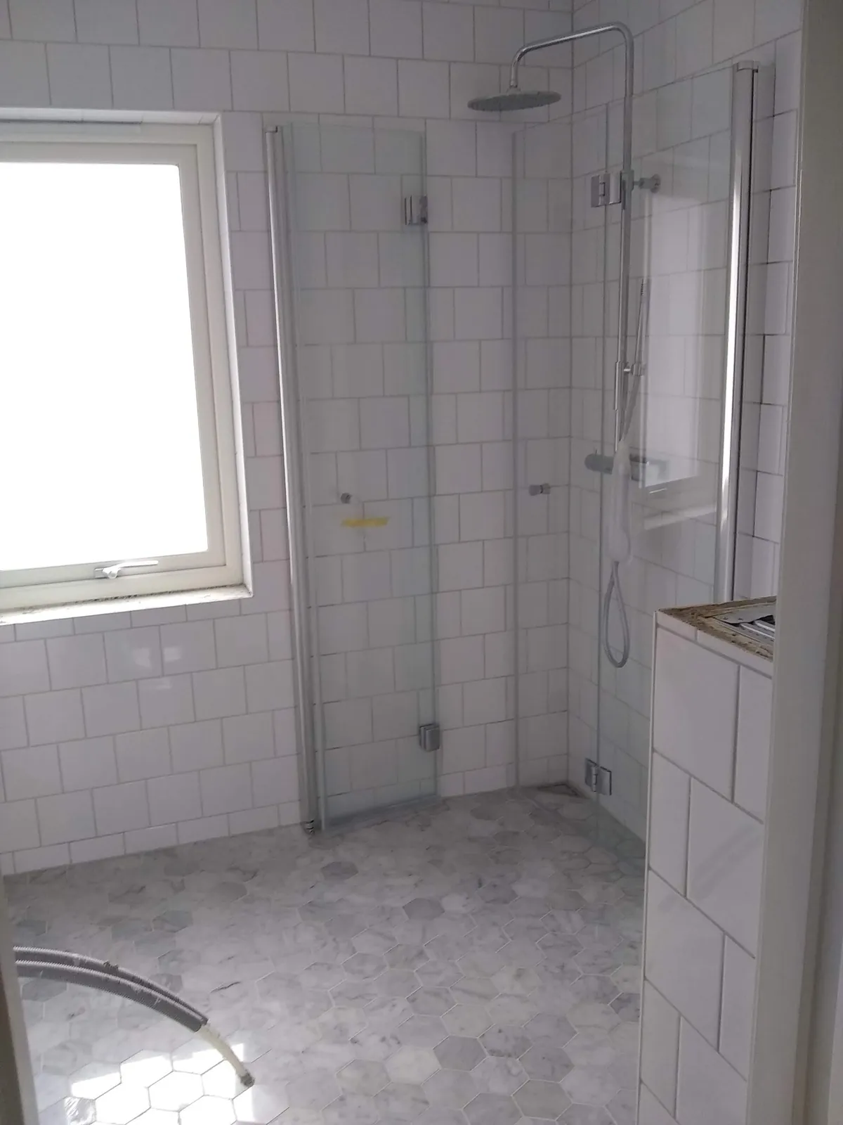 Badrumsrenovering med duschhörna i Täby, bild 7 av 7