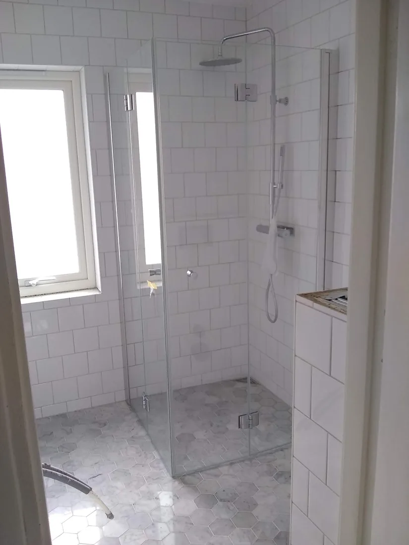 Badrumsrenovering med duschhörna i Täby utförd av Robert’s Hantverks Service