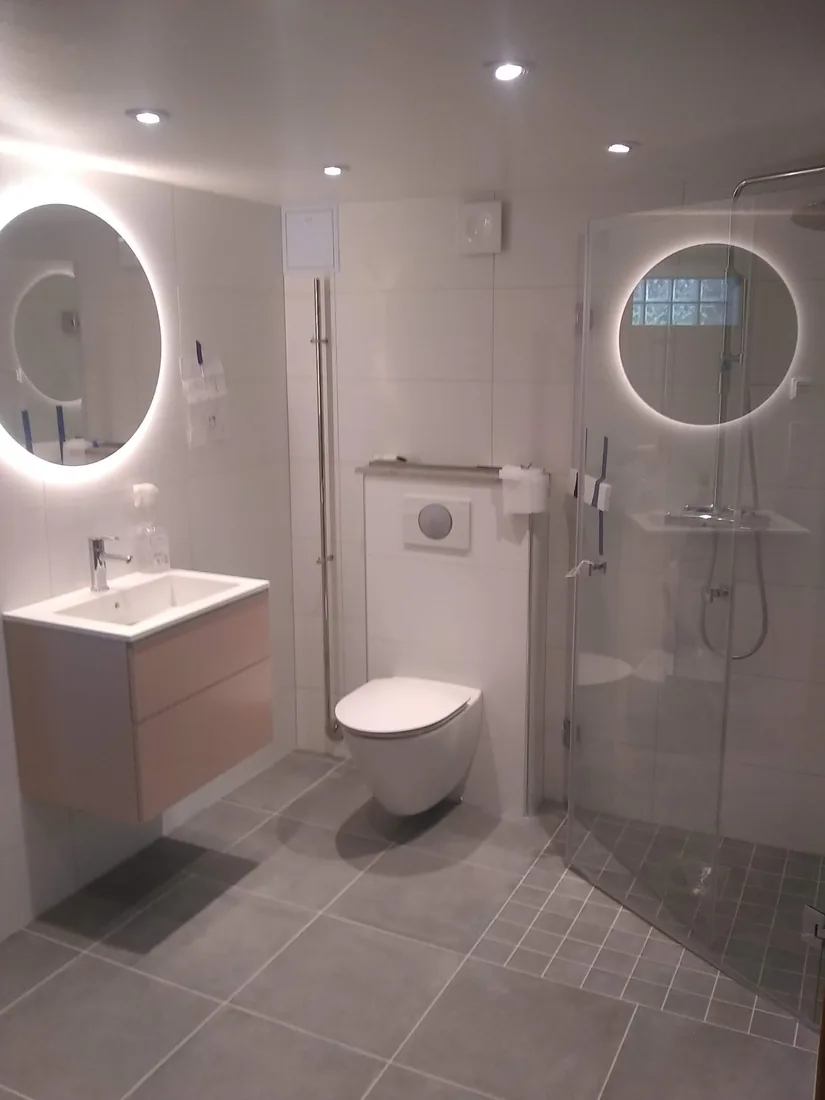 Badrumsrenovering med dubbla speglar i Bromma utförd av Robert’s Hantverks Service