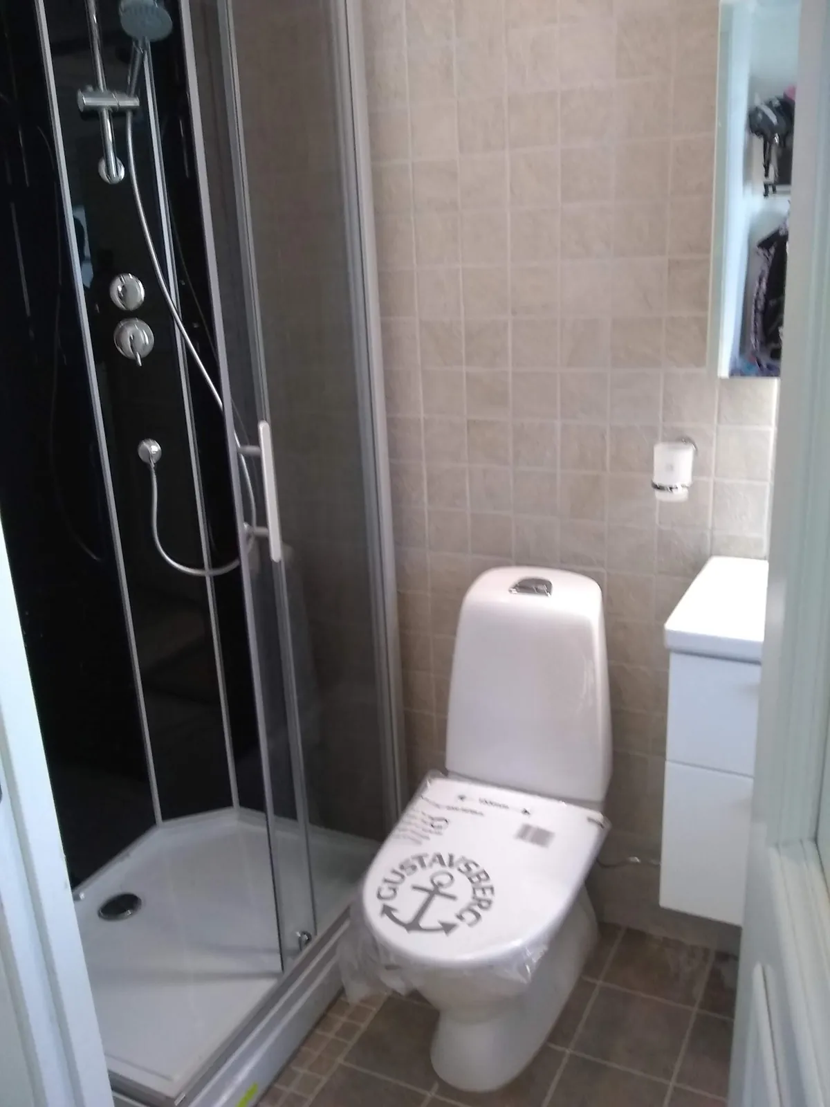Badrumsrenovering med träimiterande kakel i Haninge, bild 2 av 2