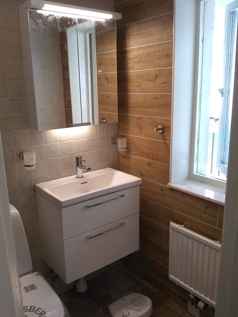 Badrumsrenovering med träimiterande kakel i Haninge utförd av Robert’s Hantverks Service