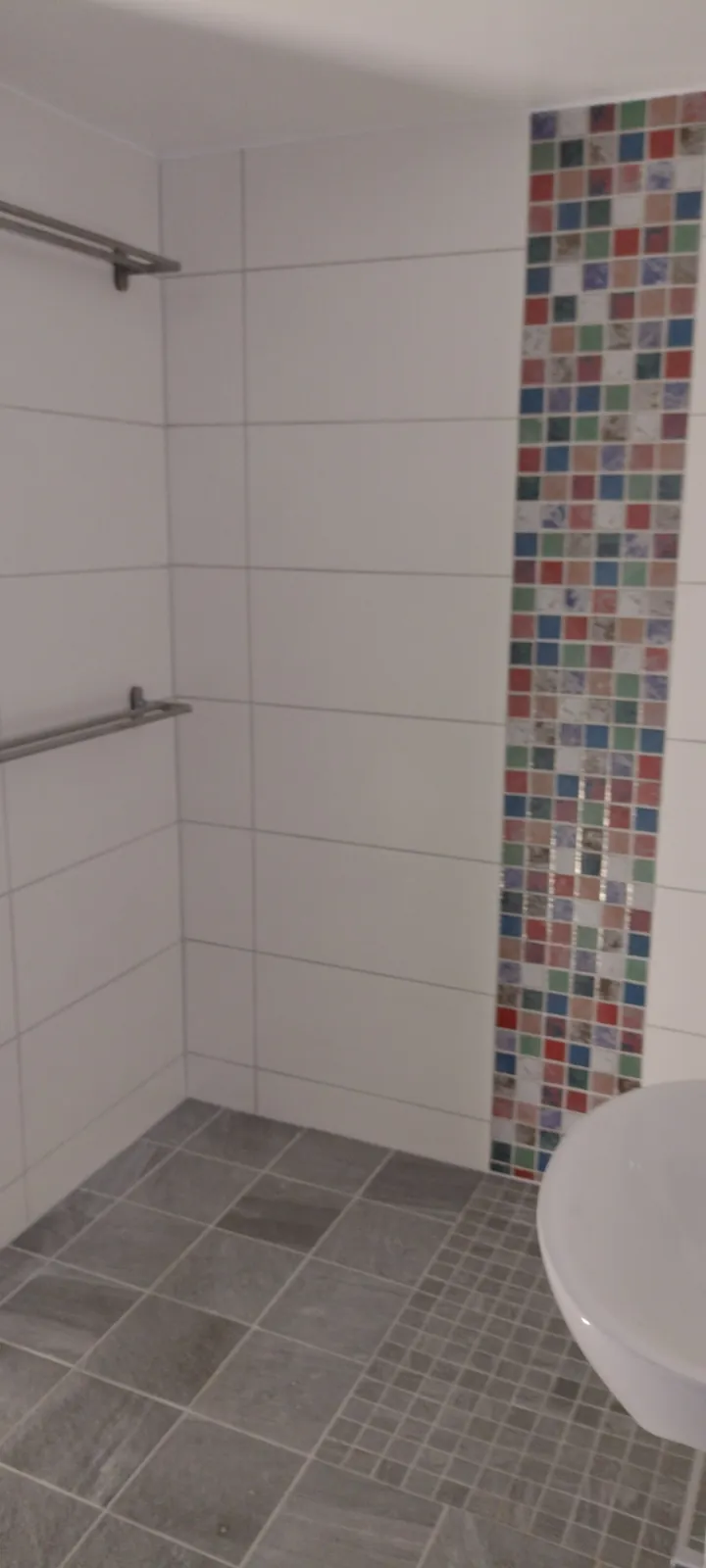 Badrumsrenovering med mosaikrand, bild 1 av 3