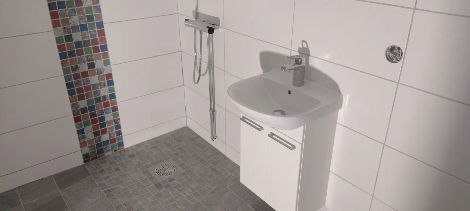 Badrumsrenovering med mosaikrand, bild 3 av 3