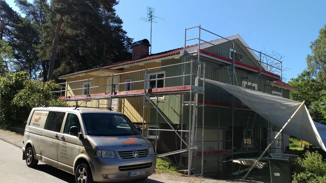 Byggställning runt huset medan fasaden målas om