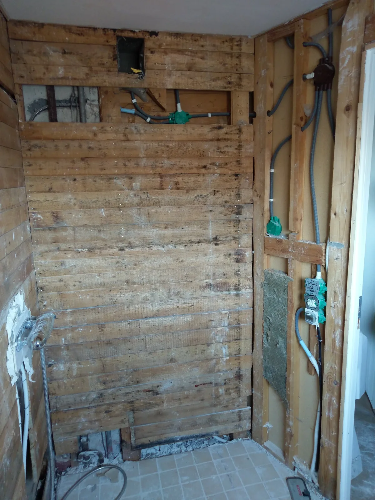 Rivning inför renovering, bild 1 av 4
