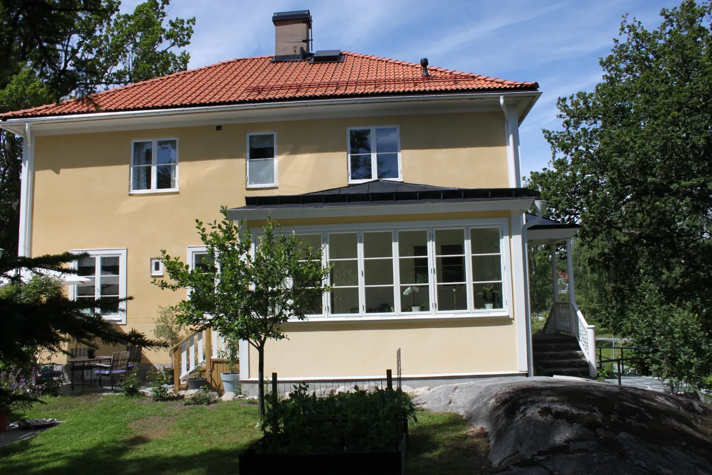 Hela villan med den nya glasverandan längs bottenvåningen